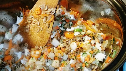 Syrovátková polévka se zeleninou a ovesnými vločkami, osmažíme cibuli, zeleninu i ovesné vločky...