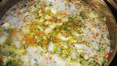 Syrovátková polévka se zeleninou a ovesnými vločkami, zalijeme syrovátkou a vodou...