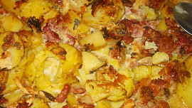 Sýrový nákyp z více druhů sýrů a uzeného masa