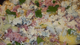 Sýrový nákyp z více druhů sýrů a uzeného masa