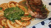Tapiokovo-parmazánové lívanečky s česnekovým špenátem
