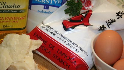 Tapiokovo-parmazánové lívanečky s česnekovým špenátem