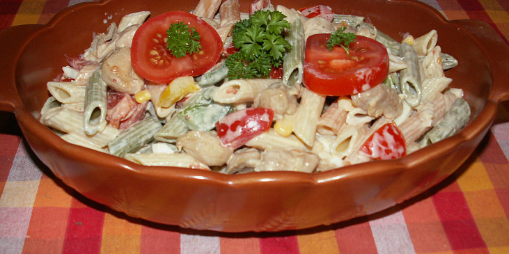 Těstovinový salát s kuřecím masem