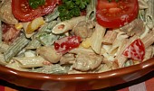 Těstovinový salát s kuřecím masem