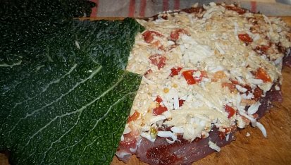 Vepřová gyrosová roláda z PH, namažeme míchaninou a poklademe kapustovými listy...