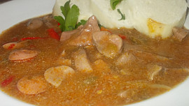 Vepřové ledvinky na zázvoru, uzenině a paprikách