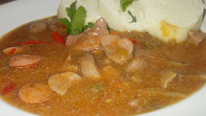 Vepřové ledvinky na zázvoru, uzenině a paprikách