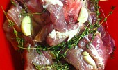 Vepřové ocásky s bramborovým knedlíkem a  zelím na cibulovém pyré, naložené maso
