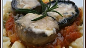 Žampiony s tvarůžkem v bramborovo-zeleninovém ďolíčku, detail
