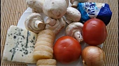 Žampiony s tvarůžkem v bramborovo-zeleninovém ďolíčku, část použitých surovin