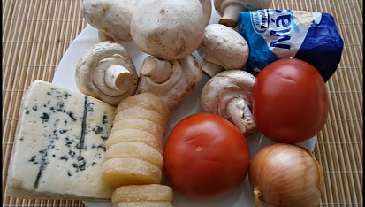 Žampiony s tvarůžkem v bramborovo-zeleninovém ďolíčku, část použitých surovin