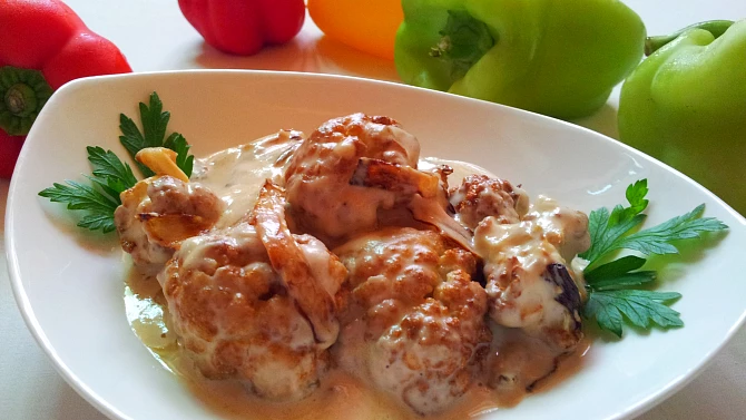 Zapečený květák s tahini omáčkou