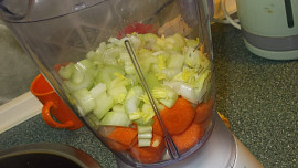 Zdravý koktejl z mrkví, řapíkatého celeru, zázvoru a citronu