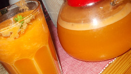 Zdravý koktejl z mrkví, řapíkatého celeru, zázvoru a citronu