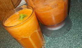 Zdravý koktejl z mrkví, řapíkatého celeru, zázvoru a citronu