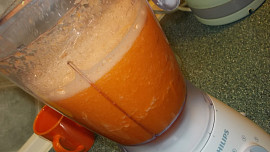 Zdravý koktejl z mrkví, řapíkatého celeru, zázvoru a citronu