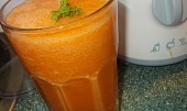 Zdravý koktejl z mrkví, řapíkatého celeru, zázvoru a citronu