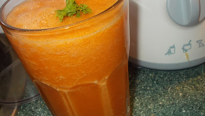 Zdravý koktejl z mrkví, řapíkatého celeru, zázvoru a citronu