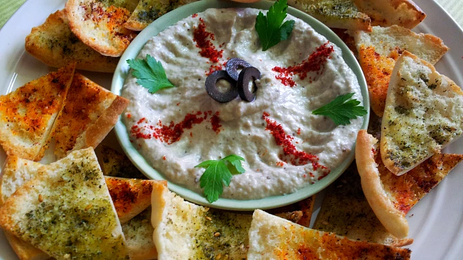 Babaganoush (pomazánka z lilku) s pita trojhránky