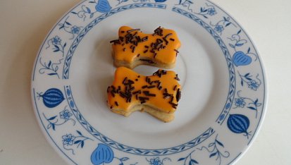 Badyánové cukroví s pomerančovou polevou.