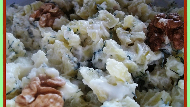 Bramborový salát s oříšky a koprem, detail salátu...