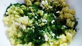 Bramborový salát s oříšky a koprem, přidáme ostatní ingredience...