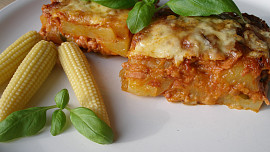 Brambory s pikantním klobásovým bešamelem