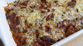 Brambory s pikantním klobásovým bešamelem