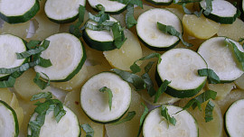 Brambory s pikantním klobásovým bešamelem