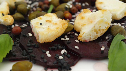 Carpaccio z červené řepy a grilovaným sýrem