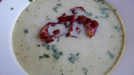 Celerová polévka se slaninou
