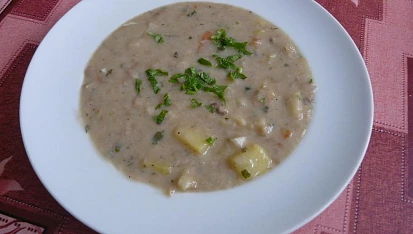 Chlebová polévka se zeleninou a bramborem