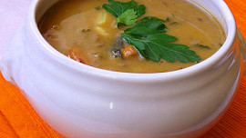 Čočková polévka s paprikovým krémem a čubricou
