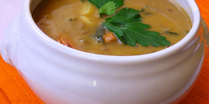 Čočková polévka s paprikovým krémem a čubricou