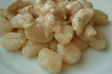 Gnocchi s máslovo parmazánovou omáčkou a kuřecím masem