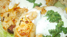 Grilovaná kuřecí prsa na citronu s omáčkou z modrého sýra