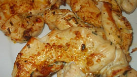 Grilovaná kuřecí prsa na citronu s omáčkou z modrého sýra