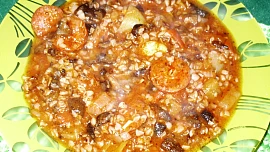 Houbovo-zeleninový guláš s pohánkou