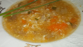 Hovězí polévka s rajčátkama, paprikou a kořenovou zeleninou