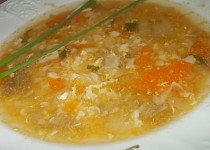 Hovězí polévka s rajčátkama, paprikou a kořenovou zeleninou