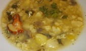 Chutná a hutná polévka z květáku, pórku, brambor a hub