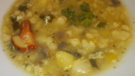 Chutná a hutná polévka z květáku, pórku, brambor a hub