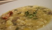 Chutná a hutná polévka z květáku, pórku, brambor a hub