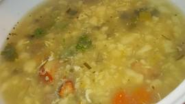 Chutná a hutná polévka z květáku, pórku, brambor a hub