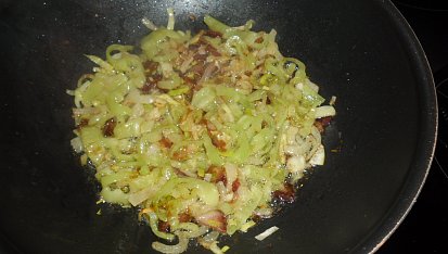 Játra čtyř druhů, s krůtím a sojovými kostkami, na sádle orestovaná slanina a cibulka
