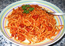Jednoduché špagety s rajským protlakem, červeným vínem a klobásou