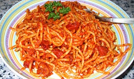 Jednoduché špagety s rajským protlakem, červeným vínem a klobásou