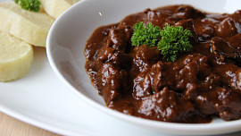 Jelení guláš s houbami