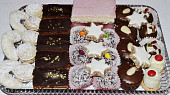 Kakaove medove rezy s kastanovou naplni, na tacke s ostatnymi vianocnymi cukrovinkami