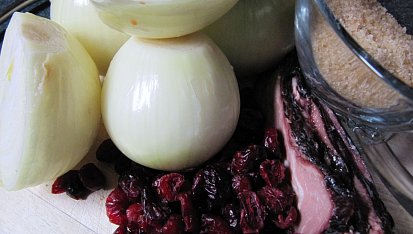 Karamelizovaná cibule s brusinkami